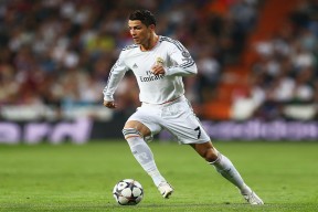 爱游戏娱乐平台 -库里重返赛场，夺冠首场状态出色，SKT观众沸腾！比赛高潮迭起