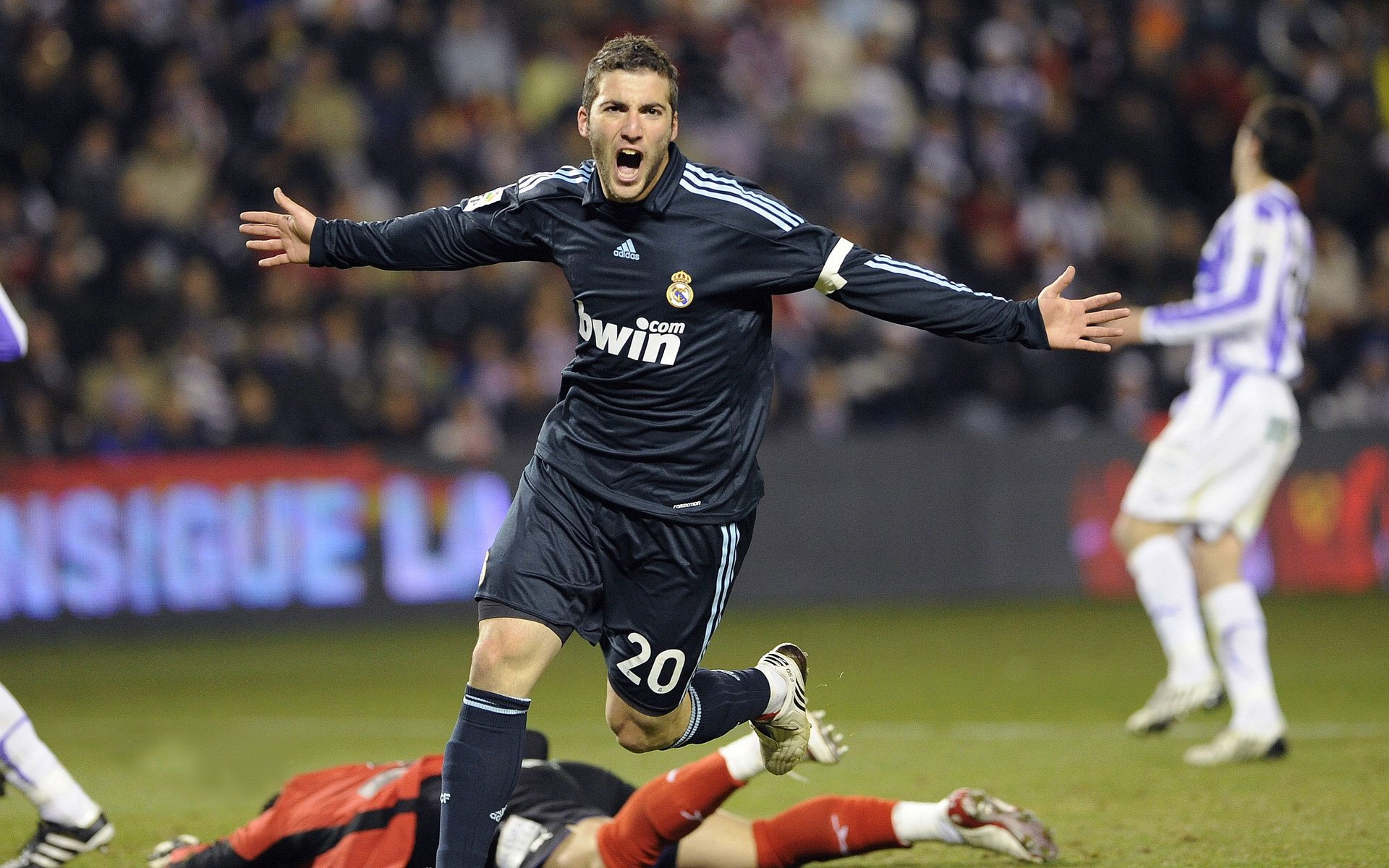 综合格斗赛场焦点！克罗地亚队对阵比利时队，压哨绝杀，引爆全场观众欢呼